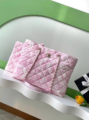 Fortok The Chanel Coco Beach 2025 collection Maxi Shopping Bag Printed Denim & Gold-Tone Metal Light Pink & White 28.5-37-13cm