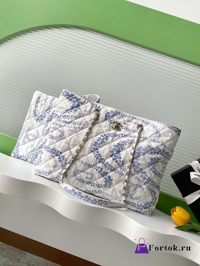 Fortok The Chanel Coco Beach 2025 collection Maxi Shopping Bag Printed Denim & Gold-Tone Metal Blue & White 28.5-37-13cm - 1