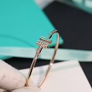 Fortok Tiffany Green T Narrow Wire Bracelet in Rose Gold And Diamond - 4