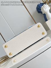 Fortok Louis Vuitton Capucines Denim Detailed With White Handle 17.3 x 9 x 27 cm - 2