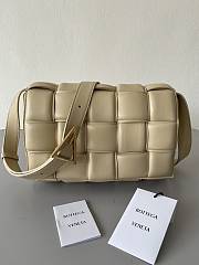Fortok Bottega Veneta Cassette Padded Bag Sage Beige 26x18x8cm - 1