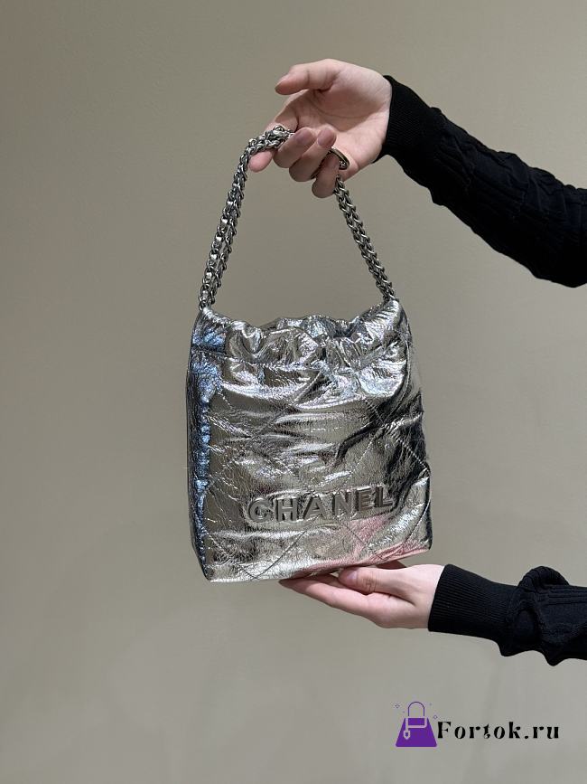 Fortok CHANEL 22 Mini Handbag Crinkled Metallic Leather Silver 19 x 20 x 6cm - 1