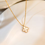 Fortok Van Cleef & Arpels Sweet Alhambra pendant Neckalce In yellow gold, Mother-of-pearl - 1