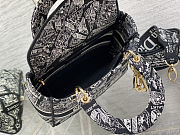 Fortok Dior Medium Lady D-Lite Bag Black and White Plan de Paris Embroidery 24 x 21 x 12 cm - 4