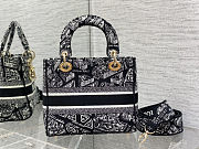 Fortok Dior Medium Lady D-Lite Bag Black and White Plan de Paris Embroidery 24 x 21 x 12 cm - 2