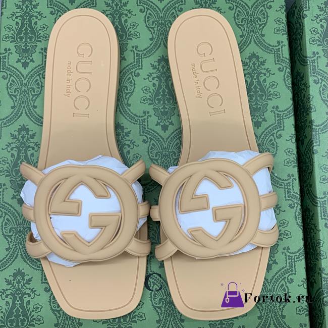 Fortok Gucci Interlocking G Slide Sandals Rubber Beige  - 1