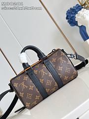Fortok Louis Vuitton Keepall Bandoulière Bag in Monogram Canvas Zoom With Friends Bag 12 x 21 x 9CM - 2