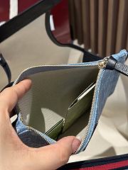 Fortok Gucci Giglio large tote bag in blue and white GG denim with Web trim 60 x 47 x 16cm - 3