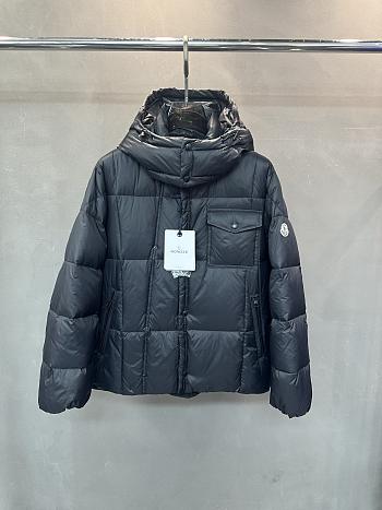 Fortok Moncler black padded hooded coat with a flap pocket 