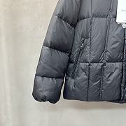 Fortok Moncler black padded hooded coat with a flap pocket  - 4