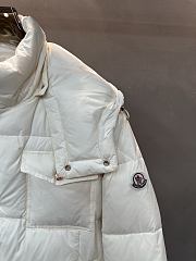 Fortok Moncler White padded hooded coat with a flap pocket - 2