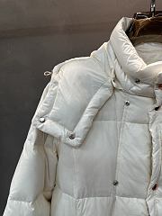 Fortok Moncler White padded hooded coat with a flap pocket - 3