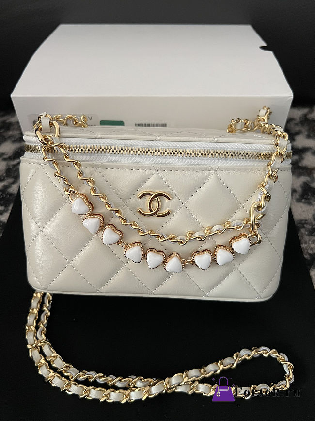 Fortok Chanel Vanity Case Bag With Heart Chain in White 17x10x8cm - 1