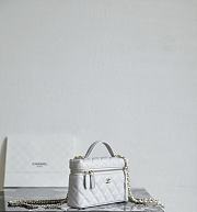 Fortok Chanel Vanity Case With Gold Chain White Caviar 19.5×17×5cm - 3