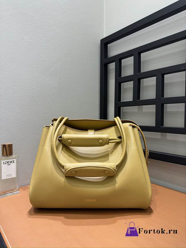 Fortok Loewe Madrid bag in calfskin Small Bag Yellow 29 x 11 x 23 cm  - 1