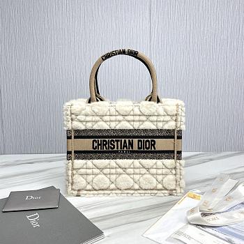 Fortok Dior Book Tote bag White Fur Brown 26.5 X21 x14cm