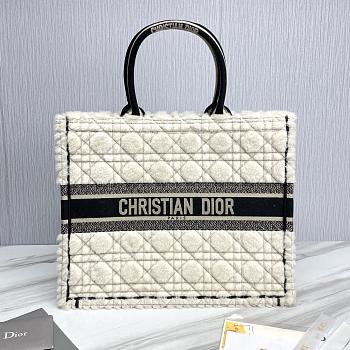 Fortok Dior Book Tote bag White Fur Black 42×35×18.5cm