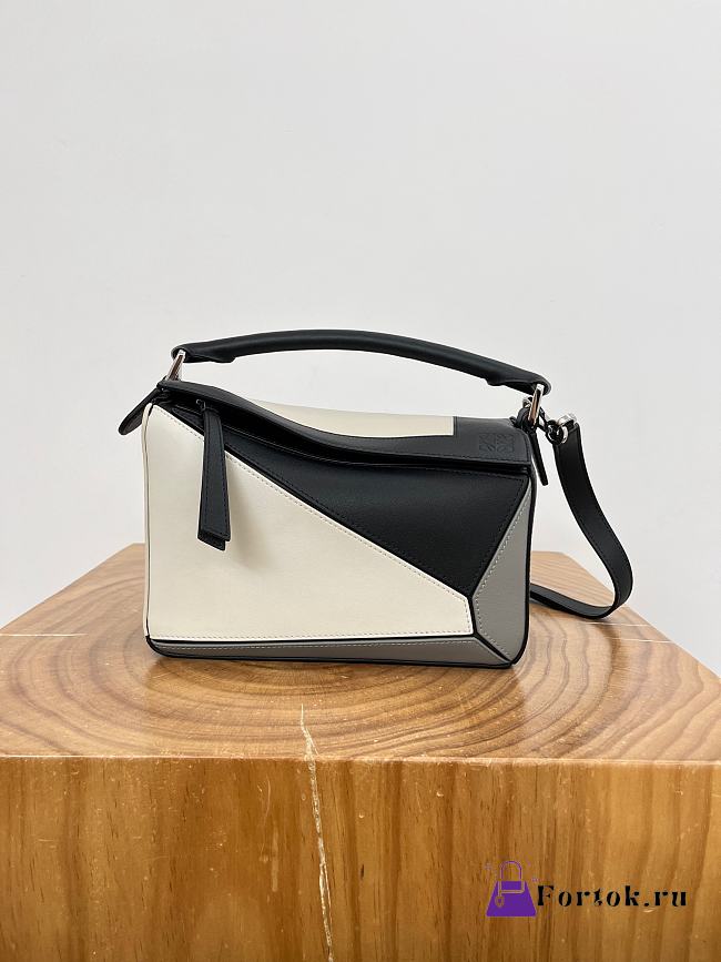 Fortok Loewe Puzzle bag white and black color-block design 24～16.5～10.5CM  - 1