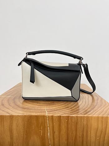 Fortok Loewe Puzzle bag white and black color-block design 24～16.5～10.5CM 