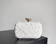 Fortok Bottega Veneta Knot clutch bag in a White 20.5*6*12.5cm - 1