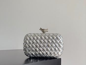 Fortok Bottega Veneta Knot clutch bag in a Silver 20.5*6*12.5cm
