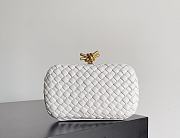 Fortok Bottega Veneta Knot clutch bag in White woven leather 20.5*6*12.5cm - 1