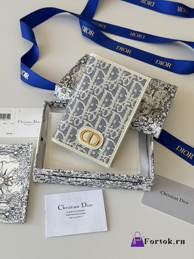 Fortok Christian Dior 30 Montaigne Passport Holder in light blue 10 x 13.3cm - 1