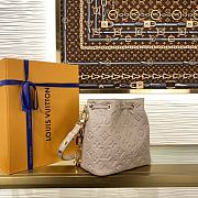 Fortok Louis Vuitton Coussin Bucket bag Taupe 26 × 20 × 12 cm - 3