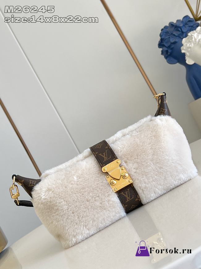Fortok Louis Vuitton Pochette Mia in cream shearling 14.5 x 8 x 22cm - 1