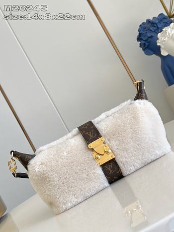 Fortok Louis Vuitton Pochette Mia in cream shearling 14.5 x 8 x 22cm