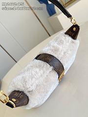 Fortok Louis Vuitton Pochette Mia in cream shearling 14.5 x 8 x 22cm - 5
