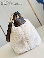 Fortok Louis Vuitton Pochette Mia in cream shearling 14.5 x 8 x 22cm - 4