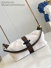 Fortok Louis Vuitton Pochette Mia in cream shearling 14.5 x 8 x 22cm - 3