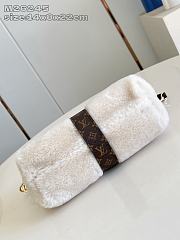 Fortok Louis Vuitton Pochette Mia in cream shearling 14.5 x 8 x 22cm - 2