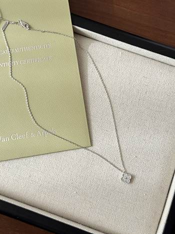 Fortok Van Cleef & Arpels Sweet Alhambra pendant Silver Crystal