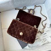 Fortok Chanel Pearl Crush Flap bag Brown velvet 20cm - 4