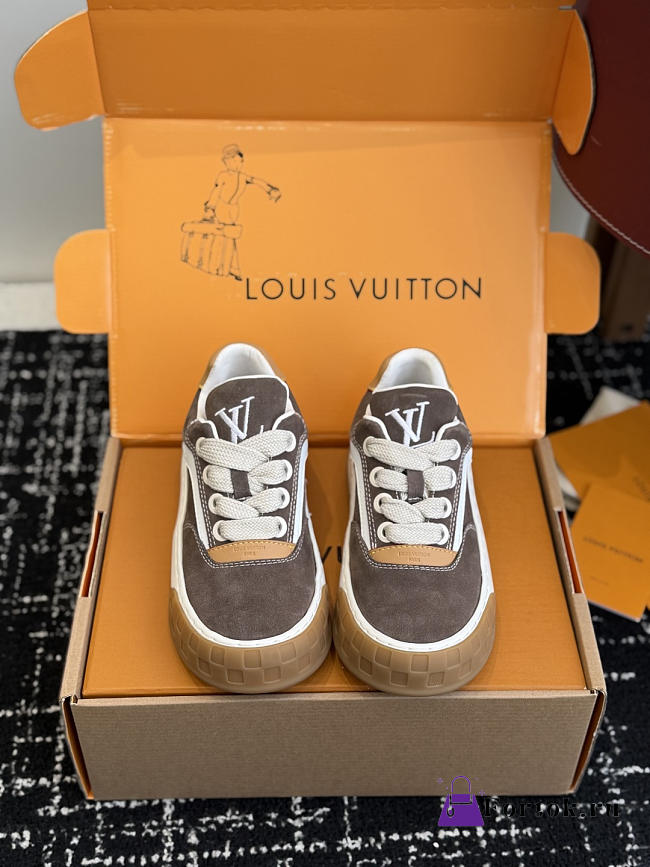 Fortok Louis Vuitton LV Tilted sneakers in brown suede - 1