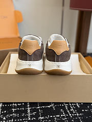 Fortok Louis Vuitton LV Tilted sneakers in brown suede - 5