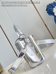 Fortok Louis Vuitton Capucines shimmering silver-tone calfskin leather 13.6 x 8 x 21cm - 2