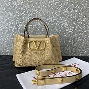 Fortok Valentino Garavani Natural Butterfly Effect Raffia Small VLogo Tote 25x18x12cm - 1