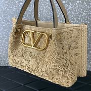 Fortok Valentino Garavani Natural Butterfly Effect Raffia Small VLogo Tote 25x18x12cm - 3