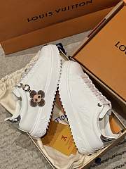 Fortok Louis Vuitton sneakers with a Vivienne charm tag White/ Silver - 4