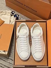 Fortok Louis Vuitton sneakers with a Vivienne charm tag White/ Silver - 3