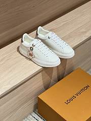 Fortok Louis Vuitton sneakers with a Vivienne charm tag White/ Silver - 1