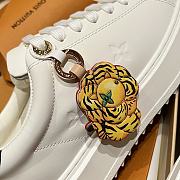 Fortok Louis Vuitton sneakers with a Vivienne charm tag White/Brown Monogram - 4