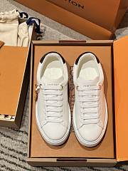 Fortok Louis Vuitton sneakers with a Vivienne charm tag White/Brown Monogram - 2