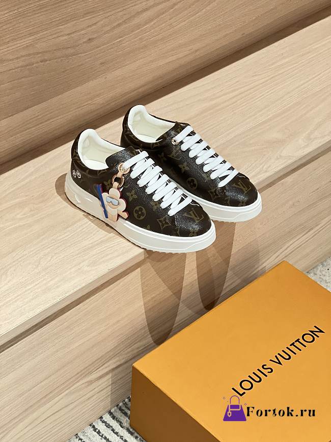 Fortok Louis Vuitton sneakers with a Vivienne charm tag Monogram Brown - 1