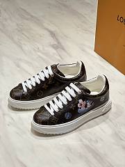 Fortok Louis Vuitton sneakers with a Vivienne charm tag Monogram Brown - 2