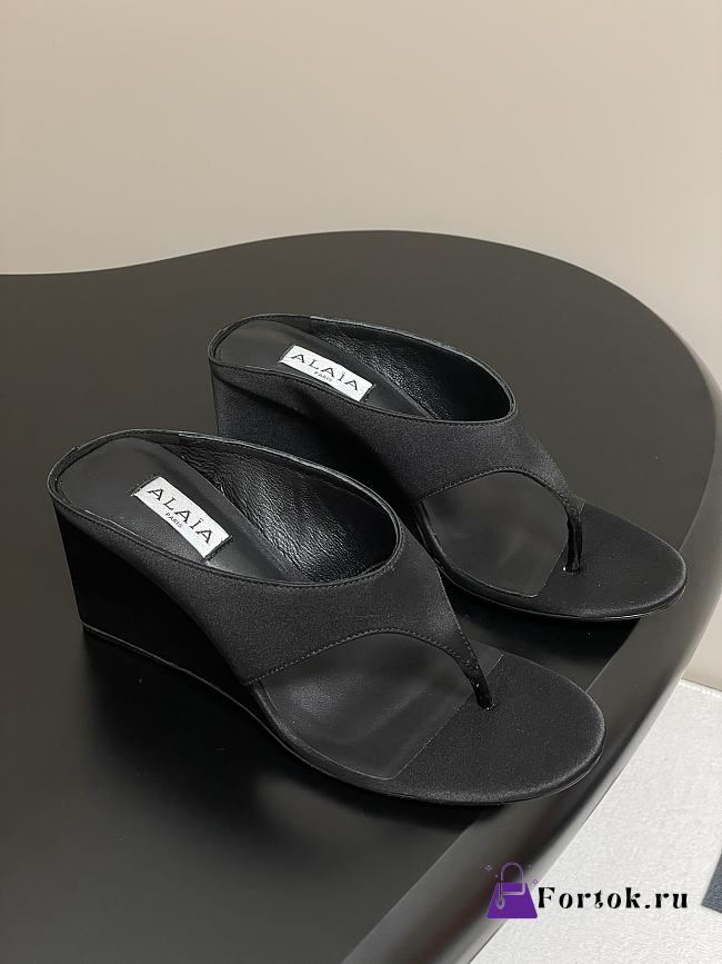 Fortok Alaïa Cube 75 thong wedge sandals in black 7.5cm - 1