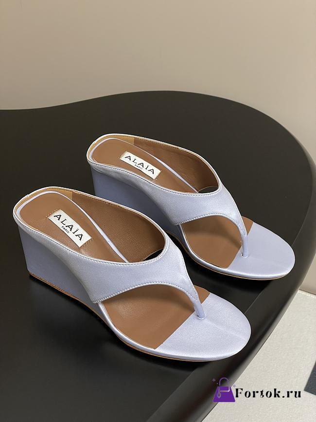 Alaïa Cube 75 thong wedge sandals in Light Blue - 1